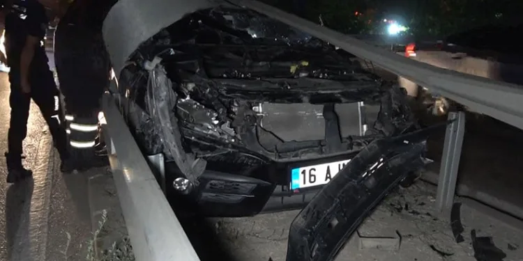 Orta refüje çarptı, otomobili bırakıp kaçtı