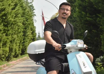 Motosikletle şehir turu atıyor