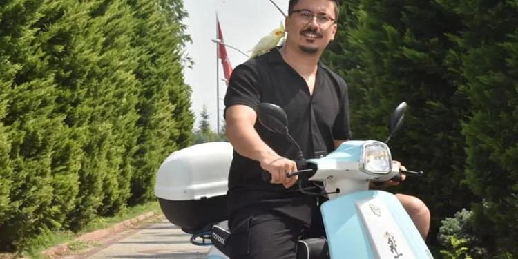 Motosikletle şehir turu atıyor