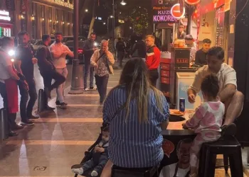 Kovulunca müşterilerin üstüne tiner attı