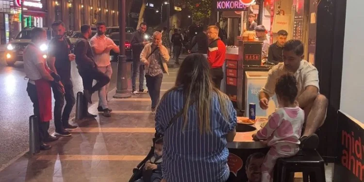 Kovulunca müşterilerin üstüne tiner attı