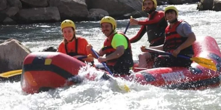Çukurca’da rafting heyecanı devam ediyor
