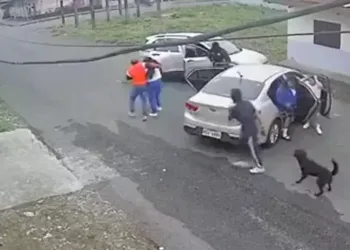 Aracın önünü kesip çocuğu kaçırdılar