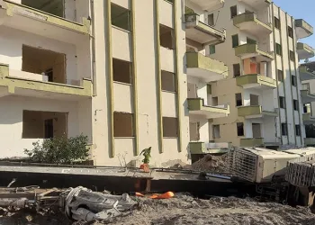 Yer yarıldı, iş makinesi içine düştü