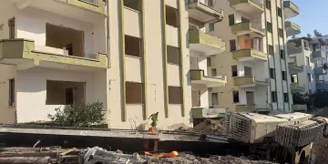 Yer yarıldı, iş makinesi içine düştü
