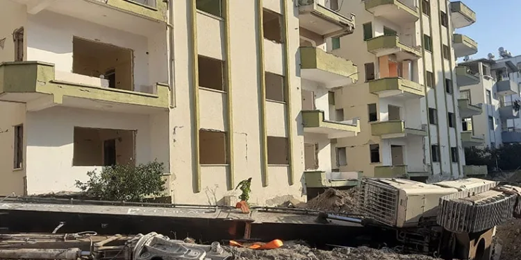 Yer yarıldı, iş makinesi içine düştü