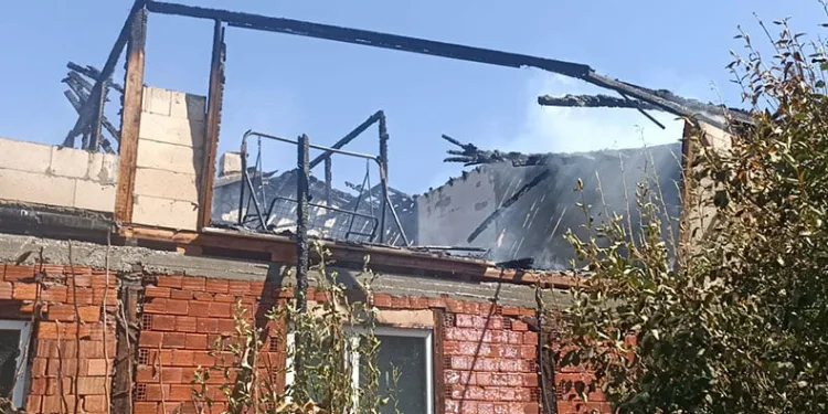 Eşi ve kayınvalidesiyle tartışan kadın evi yaktı