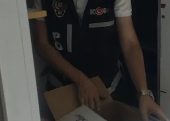 Ağır hasarlı evi kendilerine kamufle ettiler