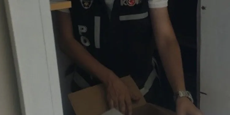 Ağır hasarlı evi kendilerine kamufle ettiler