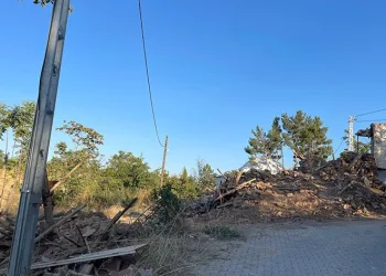 Akçadağ’da ağır hasarlı binaların yıkımları sürüyor