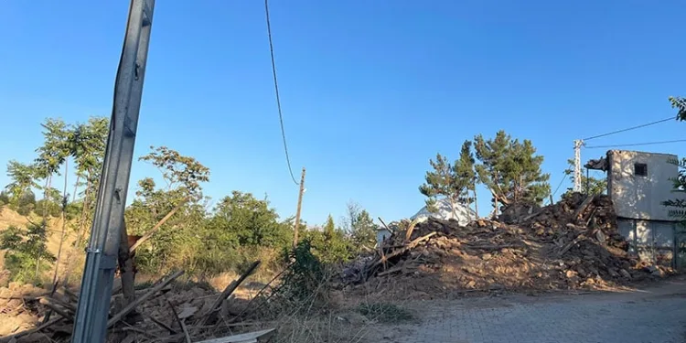 Akçadağ’da ağır hasarlı binaların yıkımları sürüyor