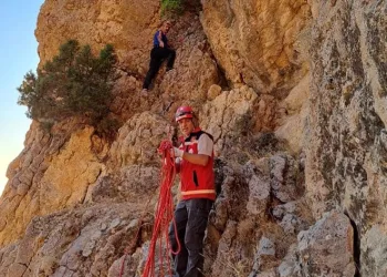 Kayalıklarda mahsur kalan kişi kurtarıldı