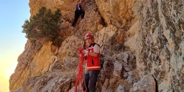Kayalıklarda mahsur kalan kişi kurtarıldı