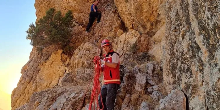 Kayalıklarda mahsur kalan kişi kurtarıldı