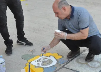 Öğretmenlerin mesaisi okulu boyamakla başladı