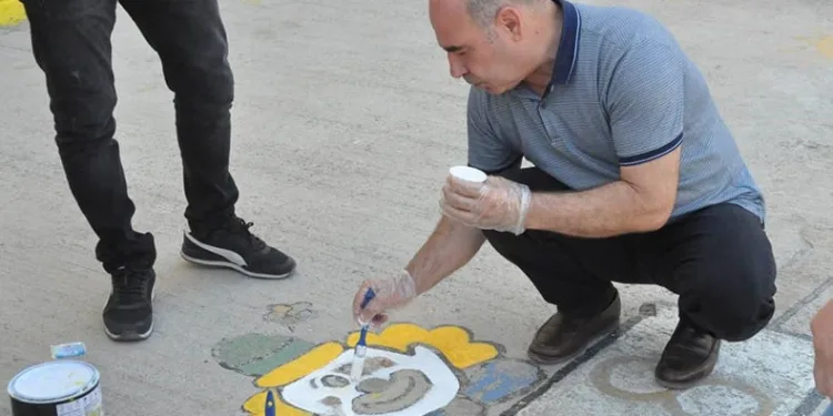 Öğretmenlerin mesaisi okulu boyamakla başladı