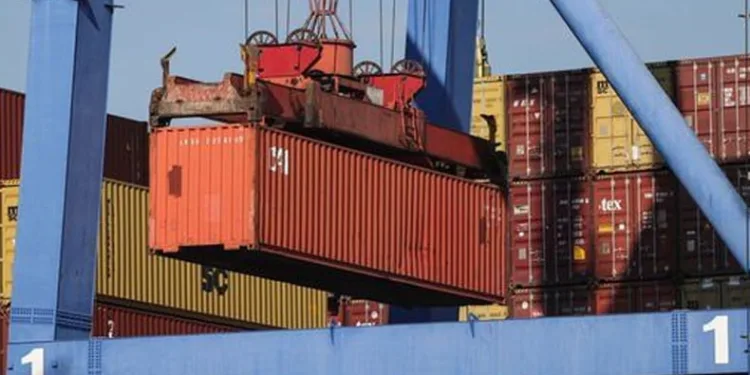 Dış ticaret açığı azaldı