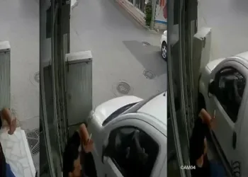 Aracın altında kalmaktan son anda kurtuldular