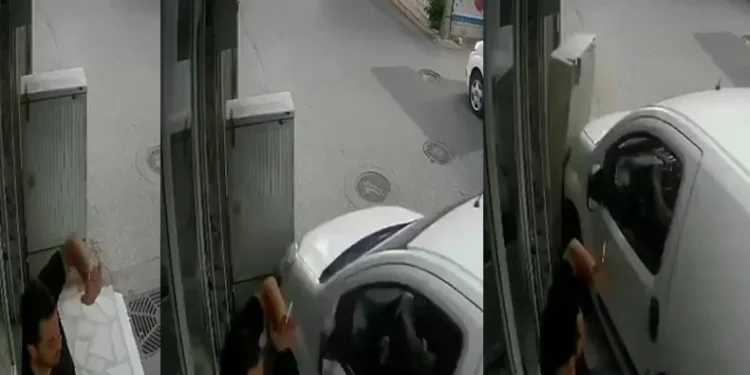 Aracın altında kalmaktan son anda kurtuldular