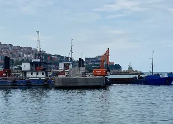 Limanda temizleme çalışması başladı
