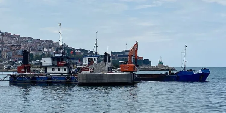 Limanda temizleme çalışması başladı