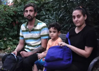 Hamile eşi ve çocuğu ile hastane bahçesinde kalıyor