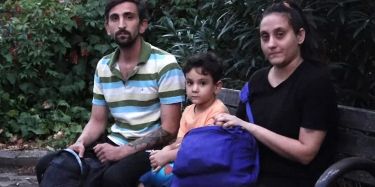Hamile eşi ve çocuğu ile hastane bahçesinde kalıyor