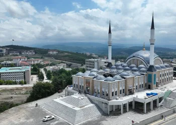 Cami altındaki dükkanlar kiraya verilecek