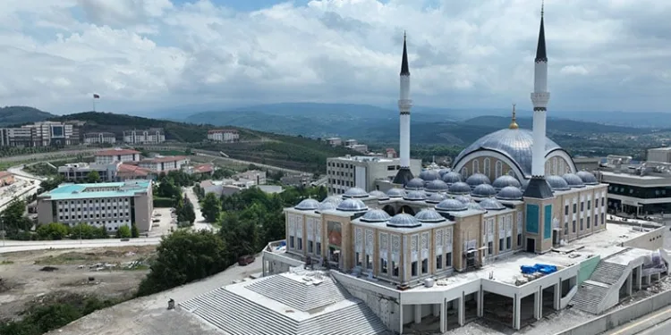 Cami altındaki dükkanlar kiraya verilecek