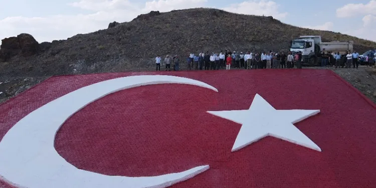 700 metrekarelik Türk bayrak