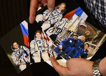 Kongreleri gezip astronotlara fotoğraflarını imzalatıyor
