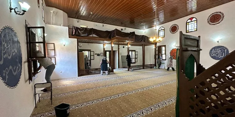 Başkan Aydın tarihi camiye sahip çıktı