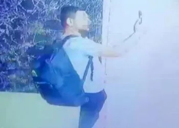 Pişkin hırsız ayakkabıları çalıp özçekim yaptı