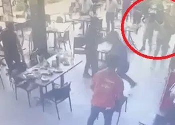 Yemeğim geç geldi dedi, garsona saldırdı