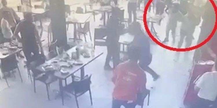 Yemeğim geç geldi dedi, garsona saldırdı