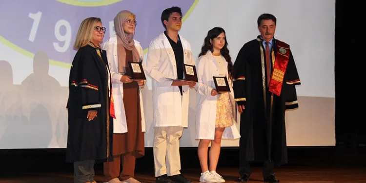 Hekim adayları beyaz önlüklerini giydi