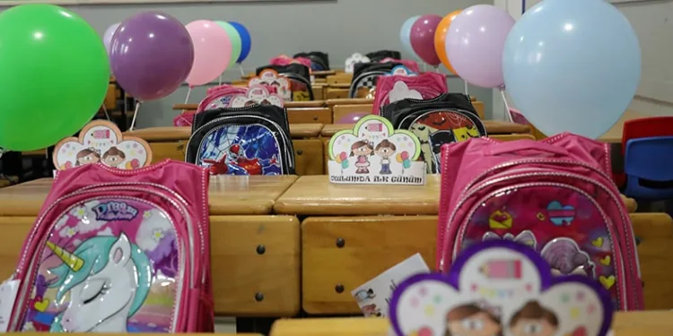 Kırtasiye setleri Belediye Başkanı Sertaslan’dan