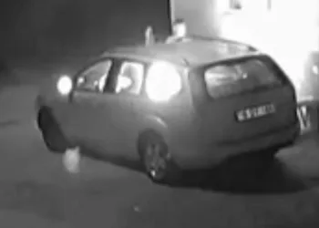 Bursa’da husumetlisinin aracını önce taşladı sonra yaktı