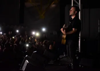 Emre Aydın ‘Bursa’da sahne almak keyifli’ dedi, elektrikler kesildi