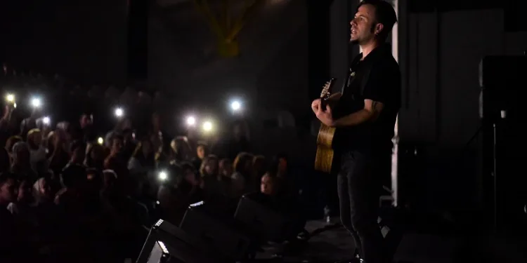 Emre Aydın ‘Bursa’da sahne almak keyifli’ dedi, elektrikler kesildi
