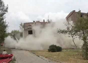 Bursa’da proje için yıkılan bina toz bulutuna döndü