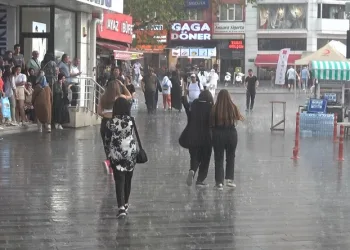 Bursalılar yağmura hazırlıksız yakalandı