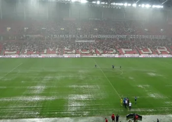 Samsunspor- İstanbulspor maçı yağış nedeniyle 12. dakikada ertelendi