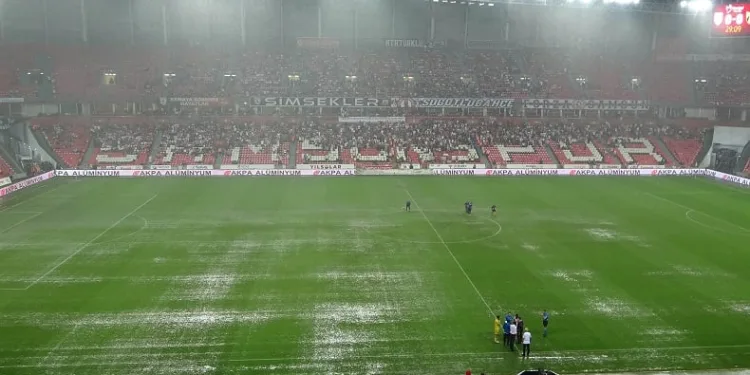 Samsunspor- İstanbulspor maçı yağış nedeniyle 12. dakikada ertelendi