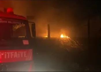 Metruk bina alev alev yandı