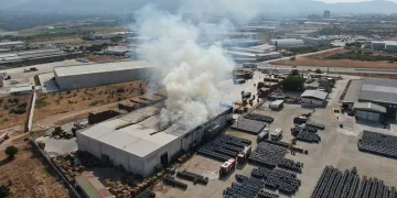 İzmir’de palet fabrikasında çıkan yangın kontrol altında