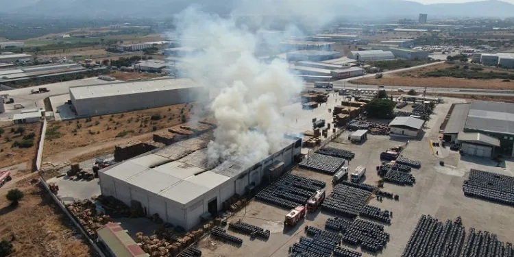 İzmir’de palet fabrikasında çıkan yangın kontrol altında