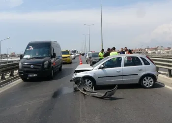 Otomobil, bariyerlere çarparak durabildi