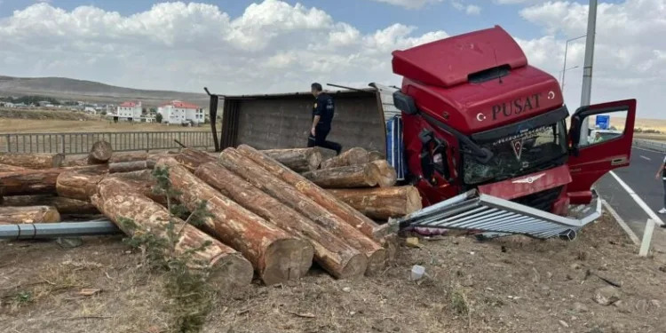 Tomruk yüklü tır devrildi: 1 yaralı