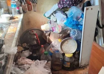 Bursa’da evden kamyon dolusu çöp çıktı